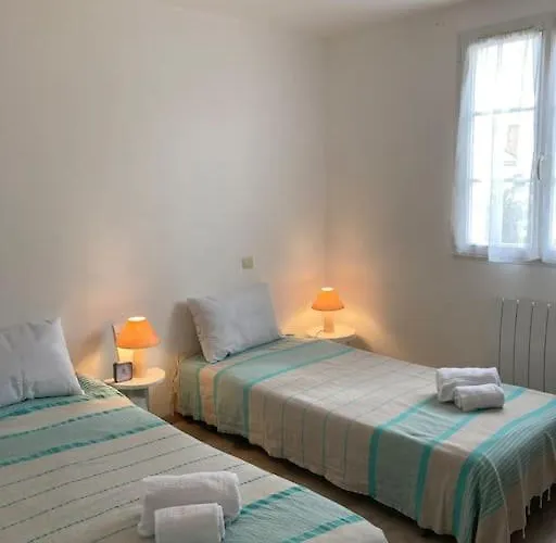 Prázdninový dům Maison Calme Avec Garage Et Jardin Clos Avec Menage Inclus *